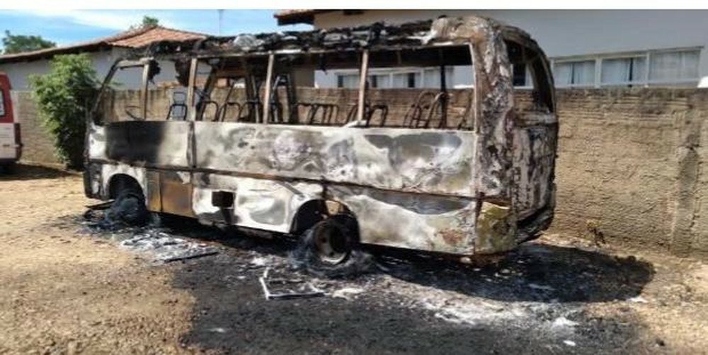Justiça revoga prisão da dupla acusada de incendiar ônibus escolar em Lajeado