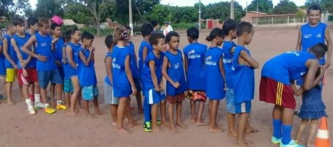 Portal Sou de Palmas realiza ação social e entrega coletes esportivos para escolinha de futebol na região sul de Palmas