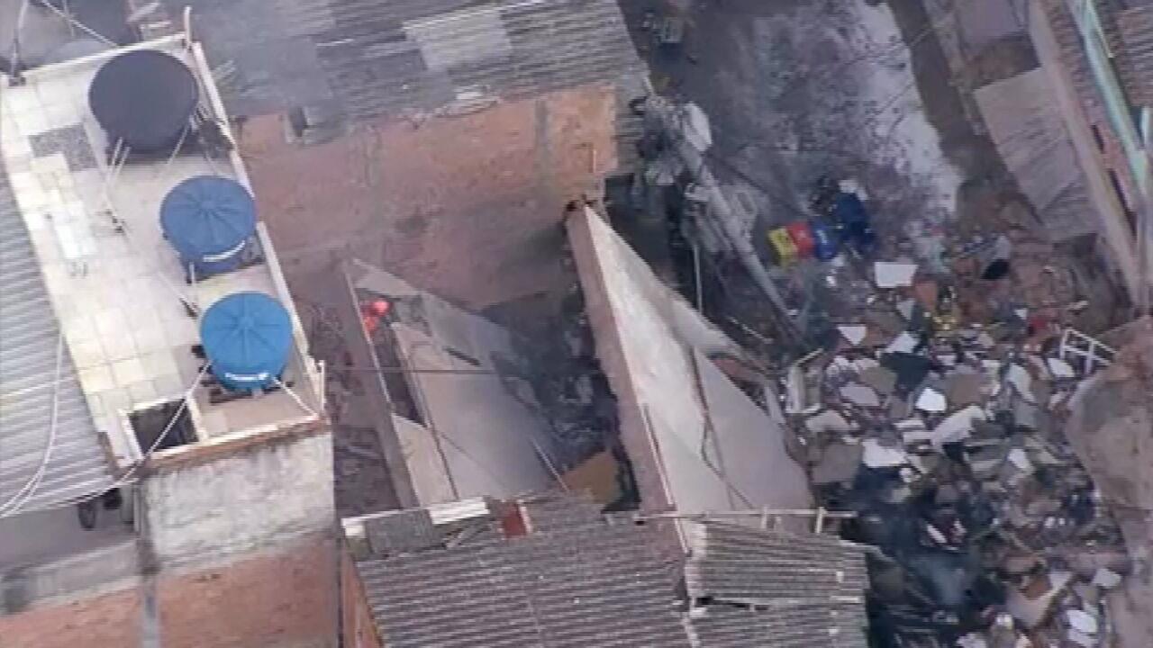 Prédio de 4 andares desaba no Rio de Janeiro e deixa feridos