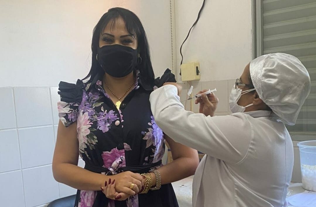 Vereadora Pofessora Janad Valcari recebe primeira dose da vacina contra a Covid-19 e chama demais profissionais da educação para imunização