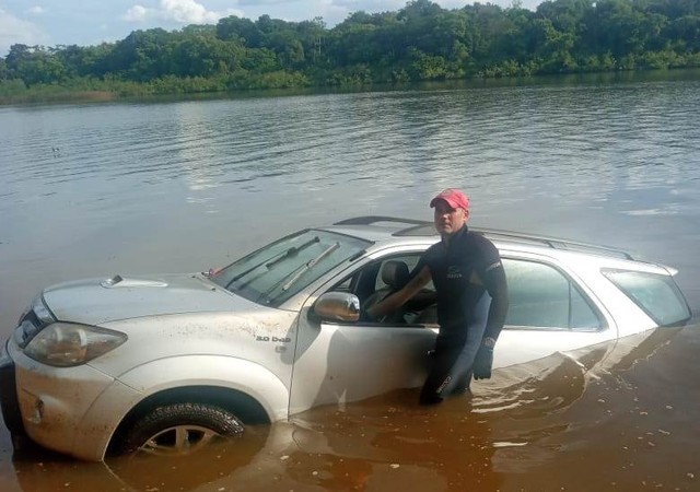 Bombeiros militares recuperam camionete submersa a cinco metros de profundidade no Rio Javaés em Pium