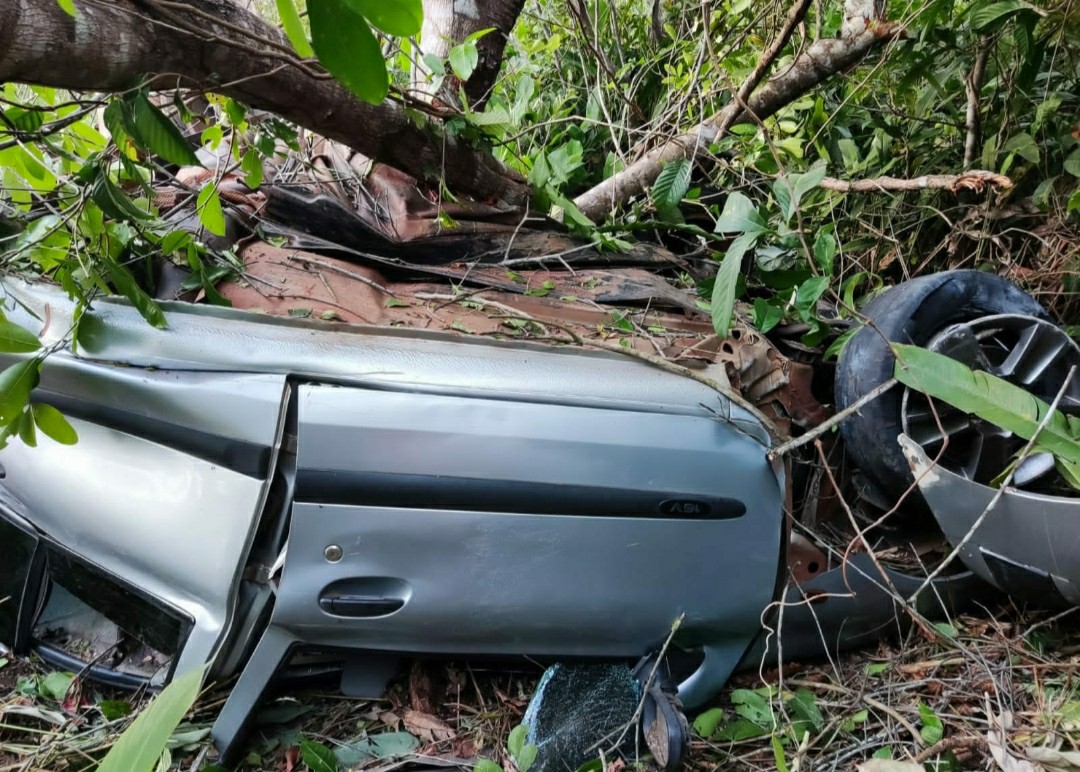 Acidente em Araguatins deixa quatro vítimas fatais e veículo totalmente destruído