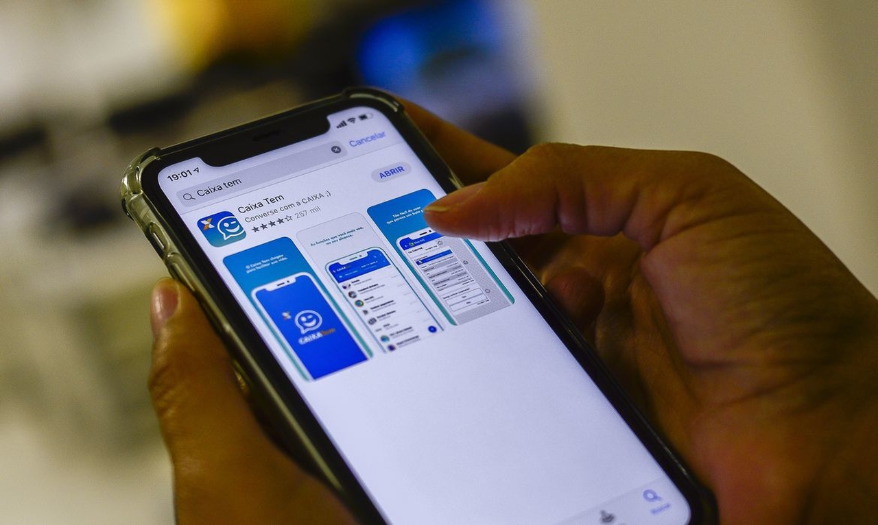 Acordo inédito! Caixa e Whatsapp fecham parceria e beneficiários do auxílio emergencial receberão informações pelo celular