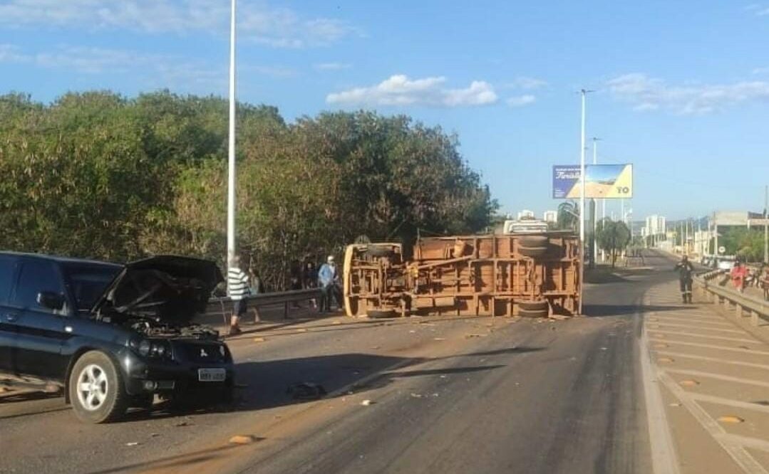Batida entre caminhão e carros deixa Ponte da Amizade interditada por horas em Palmas