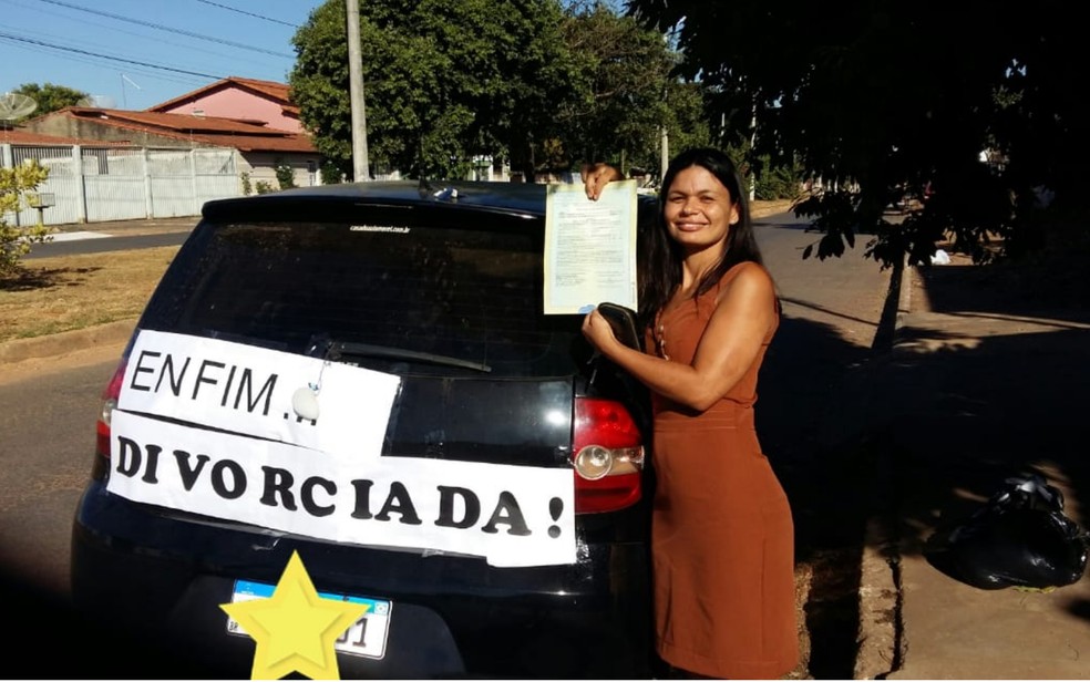 Mulher celebra divórcio com faixa em carro e viraliza: 'Me libertei'