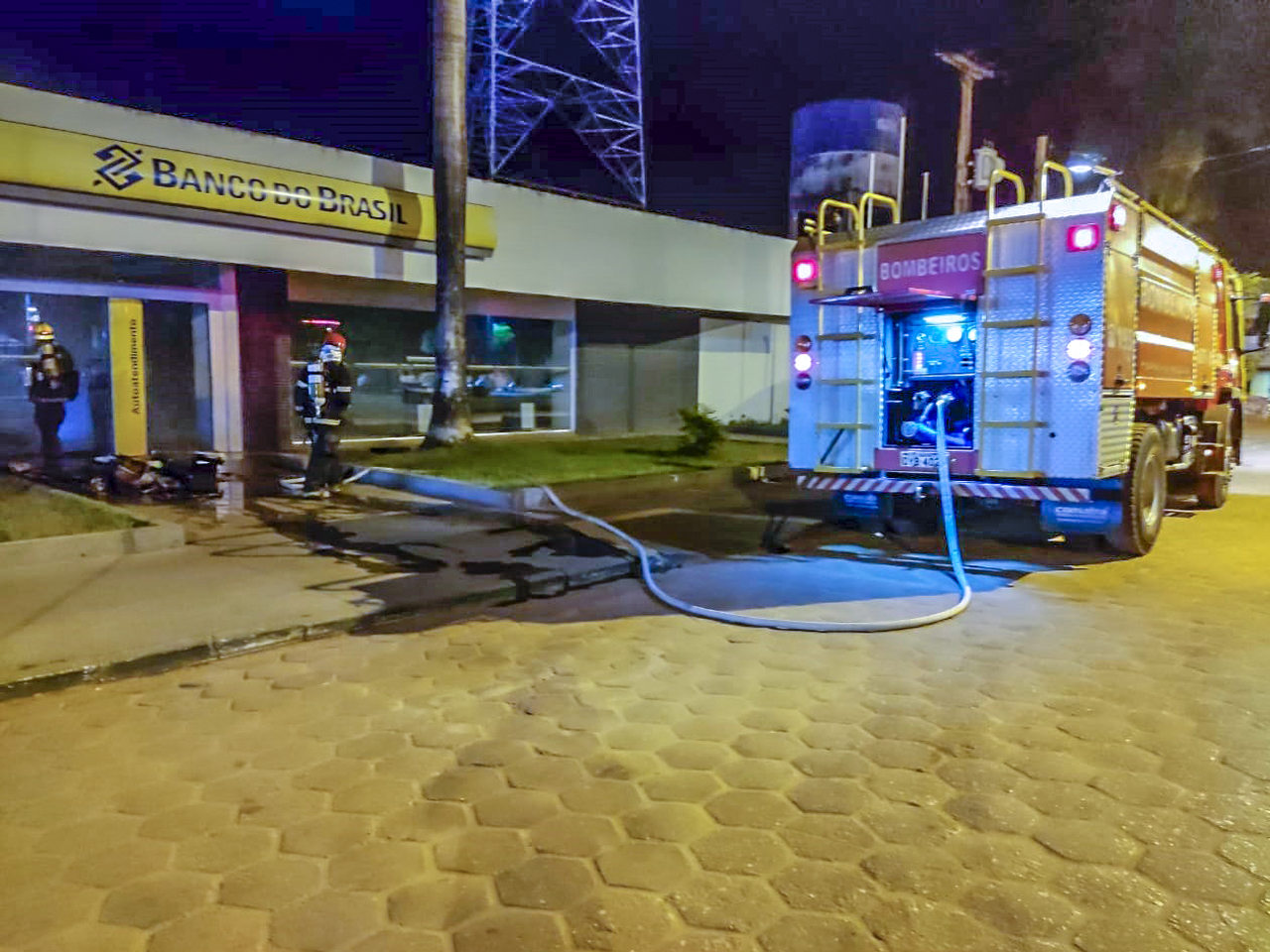 Agência do Banco do Brasil pega fogo e arquivos são destruídos durante o incêndio em Augustinópolis