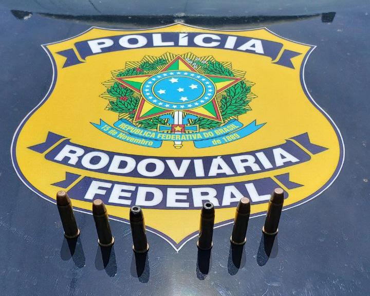 PRF prende mulher de 44 anos por transportar munições de forma ilegal na BR-153 em Araguaína