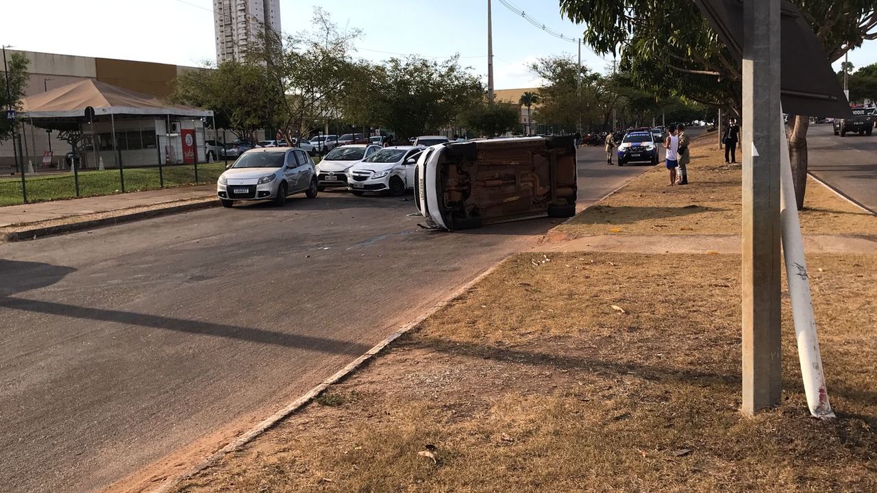 Carro capota após colidir com outro veículo próximo de shopping, em Palmas; VEJA VÍDEO