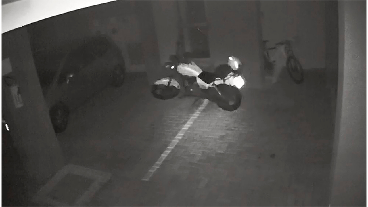 Fantasma? Moto é flagrada andando sozinha em garagem no Paraná e vídeo viraliza; VEJA