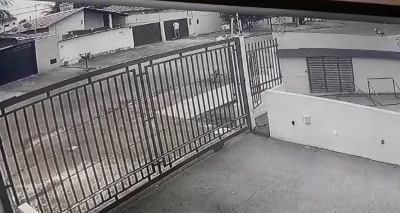 Veja o momento em que suspeito de matar mulher em Palmas sai de kitnet após o crime; VÍDEO