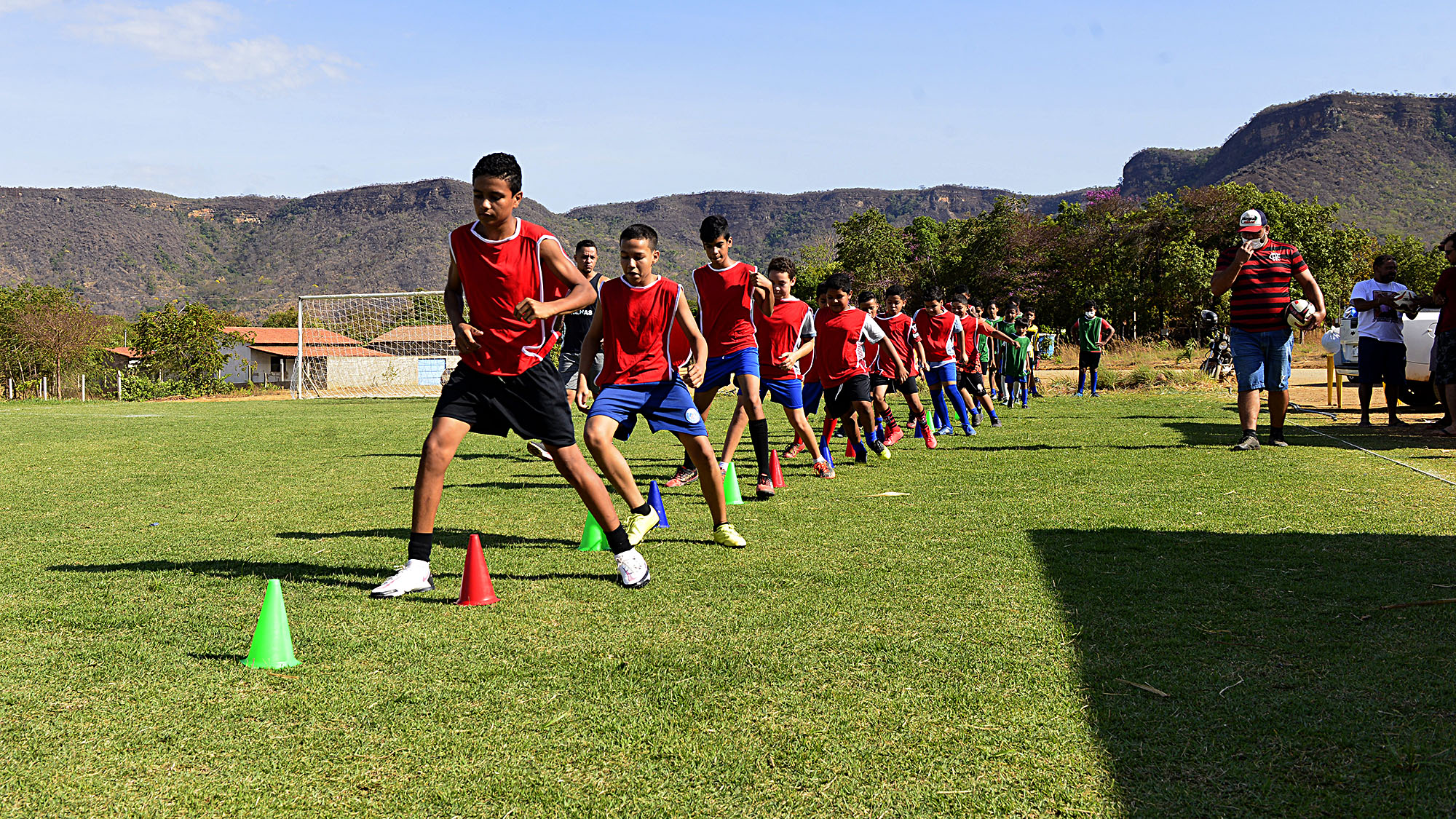 Escolinha de Iniciação Esportiva de Taquaruçu Grande ganha novo campo de futebol da Fundesportes
