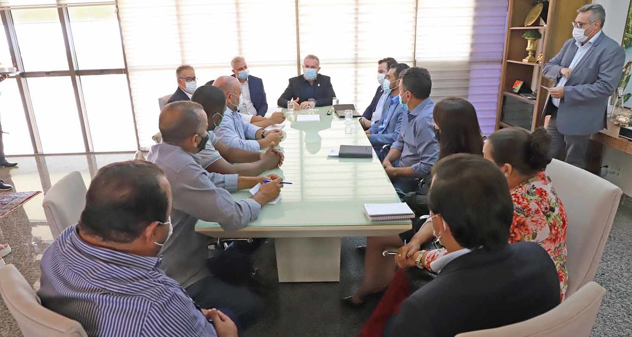 Mauro Carlesse apresenta a prefeitos da região do Jalapão benefícios do projeto de concessão dos Parques Estaduais do TO
