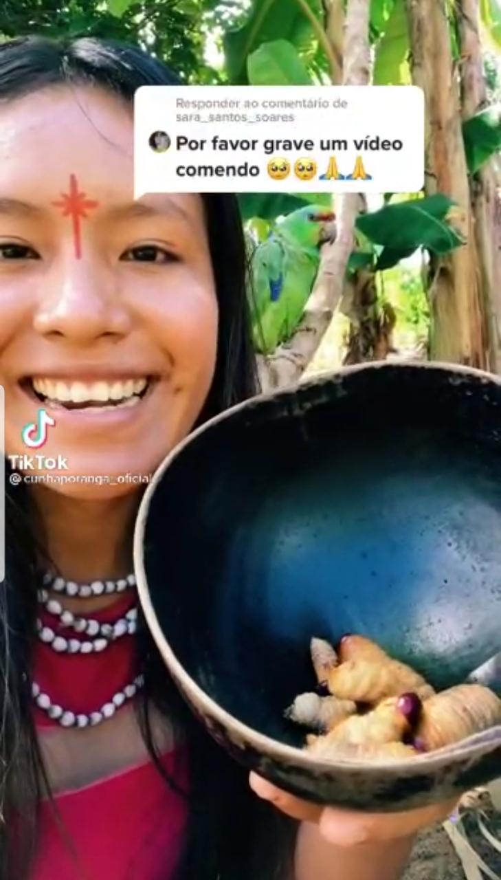 Larva com farinha: garota indígena viraliza ao exibir culinária da aldeia; veja vídeo
