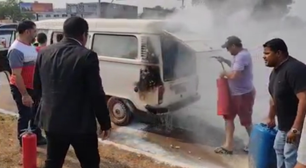 VÍDEO: Kombi pega fogo em cruzamento da Av. Teotônio Segurado, em Palmas, e populares ajudam motorista