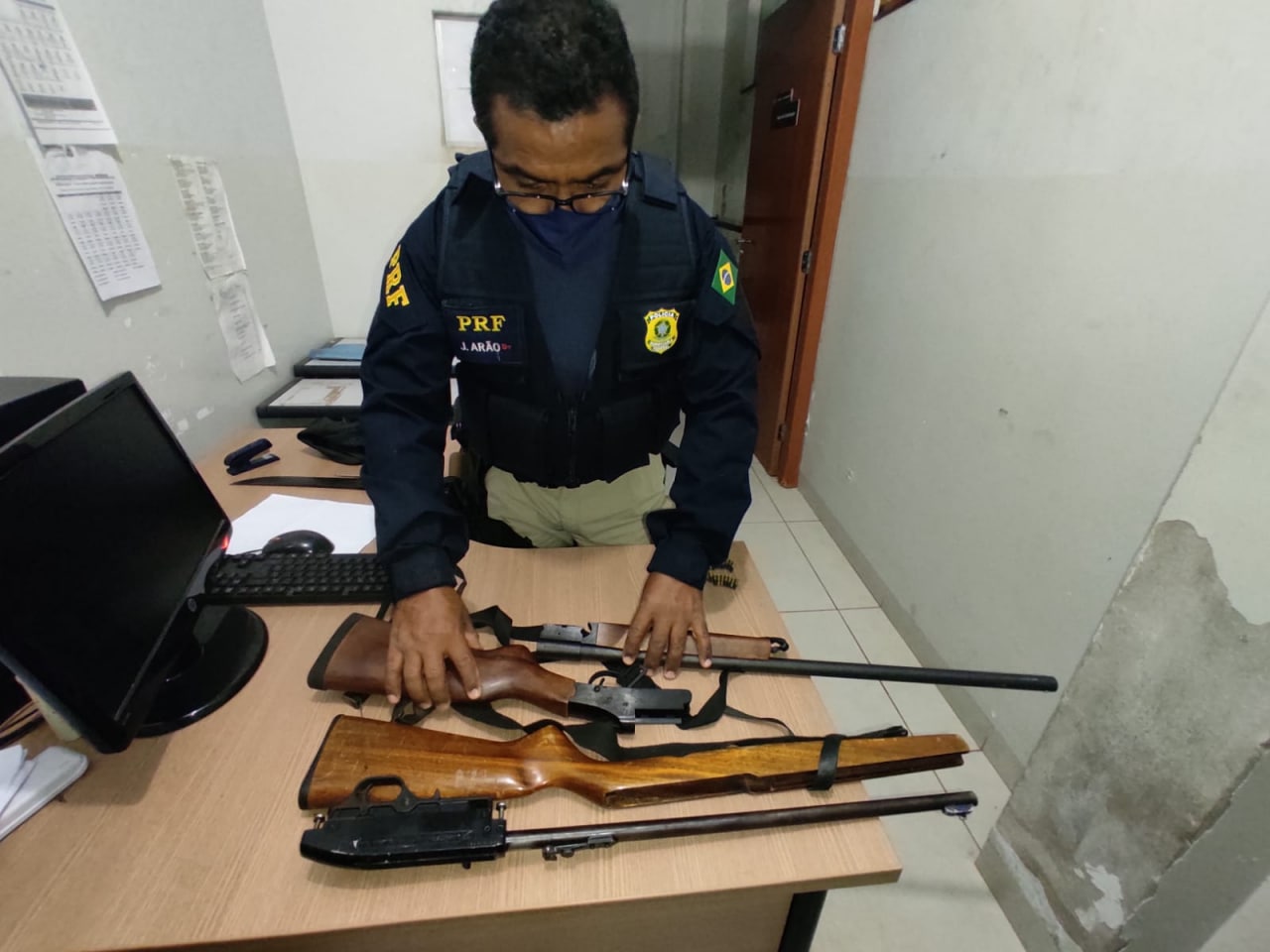 PRF prende homem de 47 anos por porte ilegal de armas na BR-242 em Gurupi