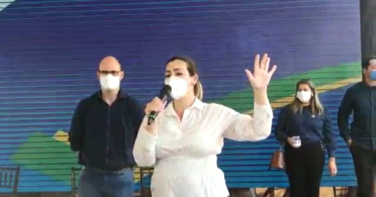 VÍDEO: Cinthia Ribeiro canta e se emociona durante entrega das casas do Jardim Vitória II, em Palmas