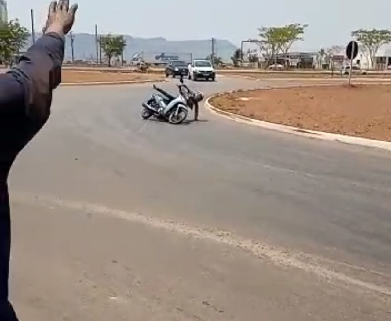 VÍDEO: Internauta flagra momento em que motociclista cai devido óleo em rotatória de Palmas