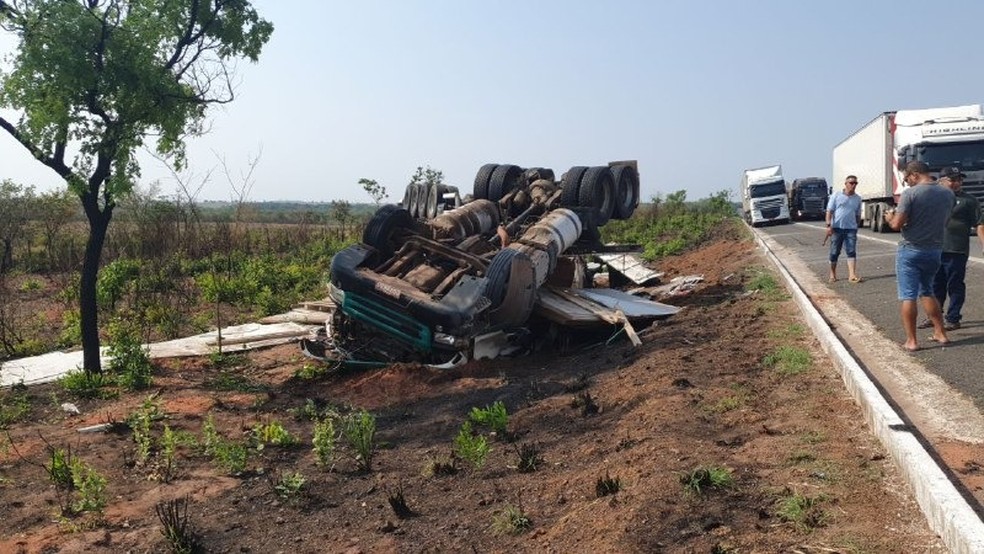 Caminhão tomba na BR-153, em Guaraí, após motorista desviar de outro veículo para evitar batida frontal