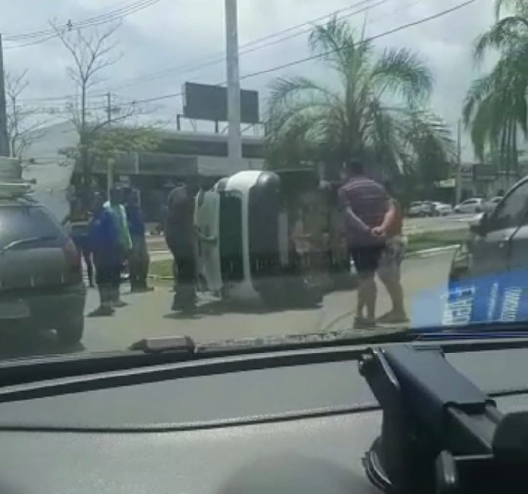 VÍDEO: Carro tomba em rotatória do centro de Palmas; a condutora do veículo não se feriu