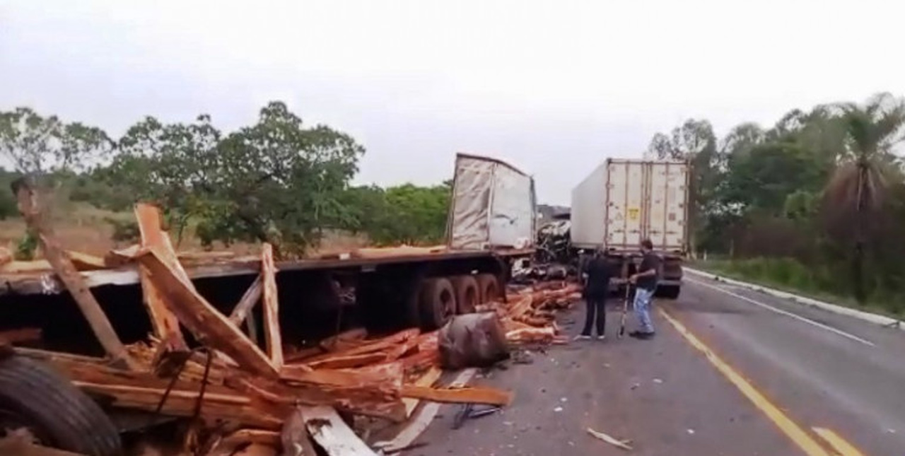 Grave acidente entre carreta e caminhão mata três pessoas e deixa um adolescente ferido na BR-153 no Norte do TO