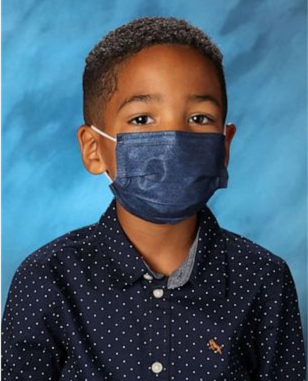 Criança de apenas 6 anos se recusa a tirar máscara na hora da foto da escola e ganha mais de R$ 100 mil como 'prêmio' pela atitude