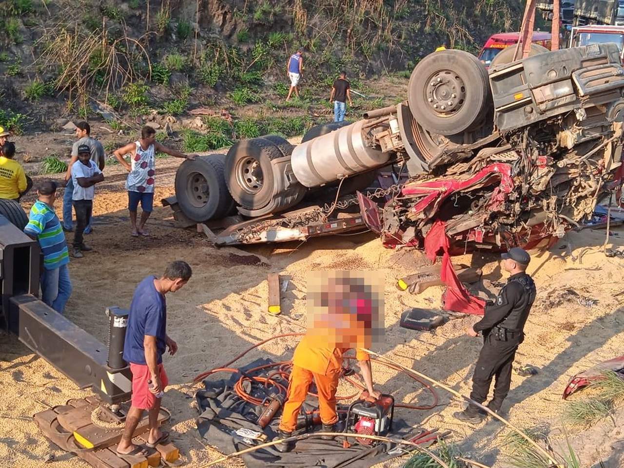 Caminhoneiro morre após carreta tombar na TO-040, próximo de Dianópolis