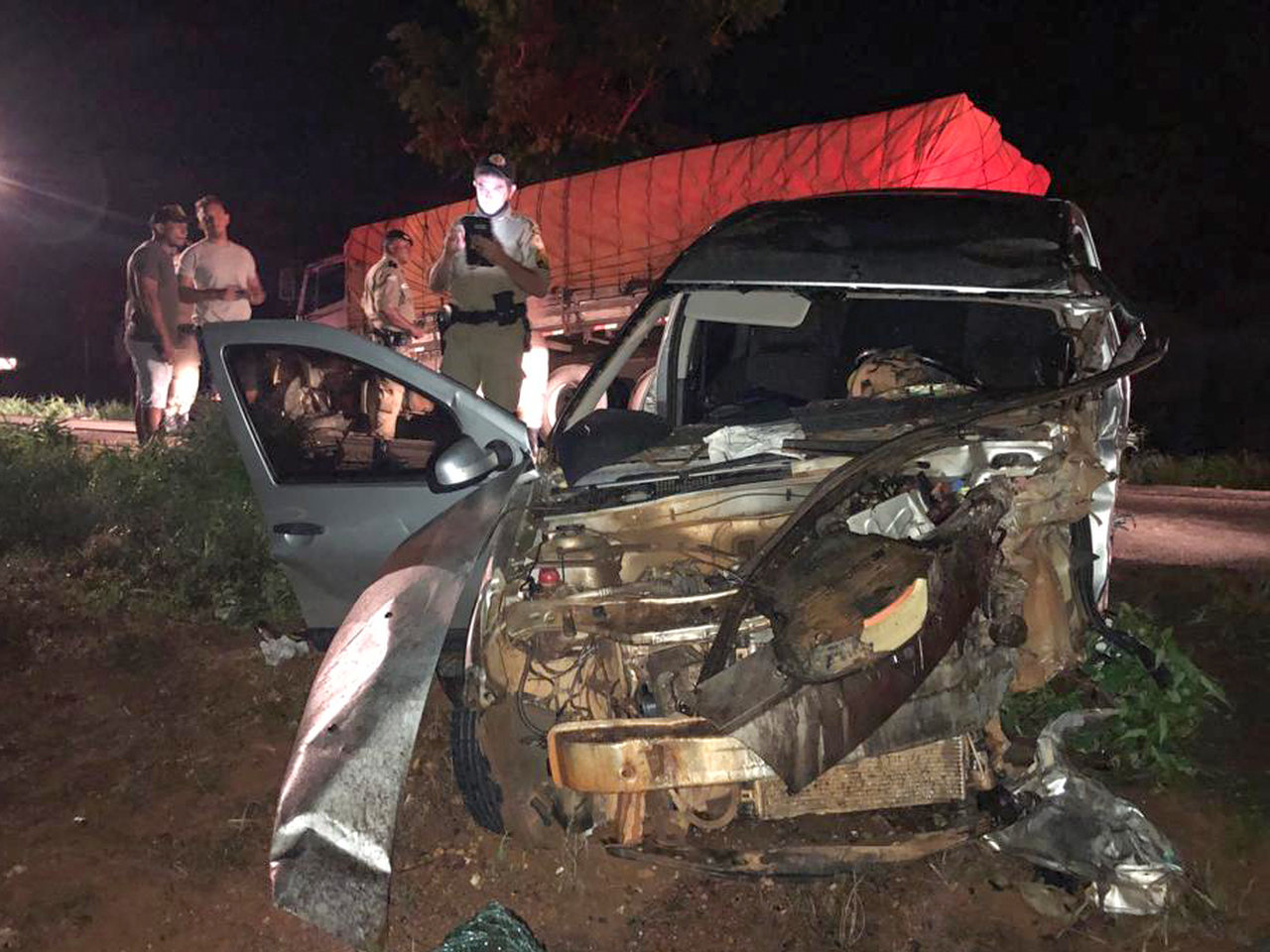 Policial sofre acidente após bater carro de frente com caminhão entre as cidades de Porto Nacional e Silvanópolis