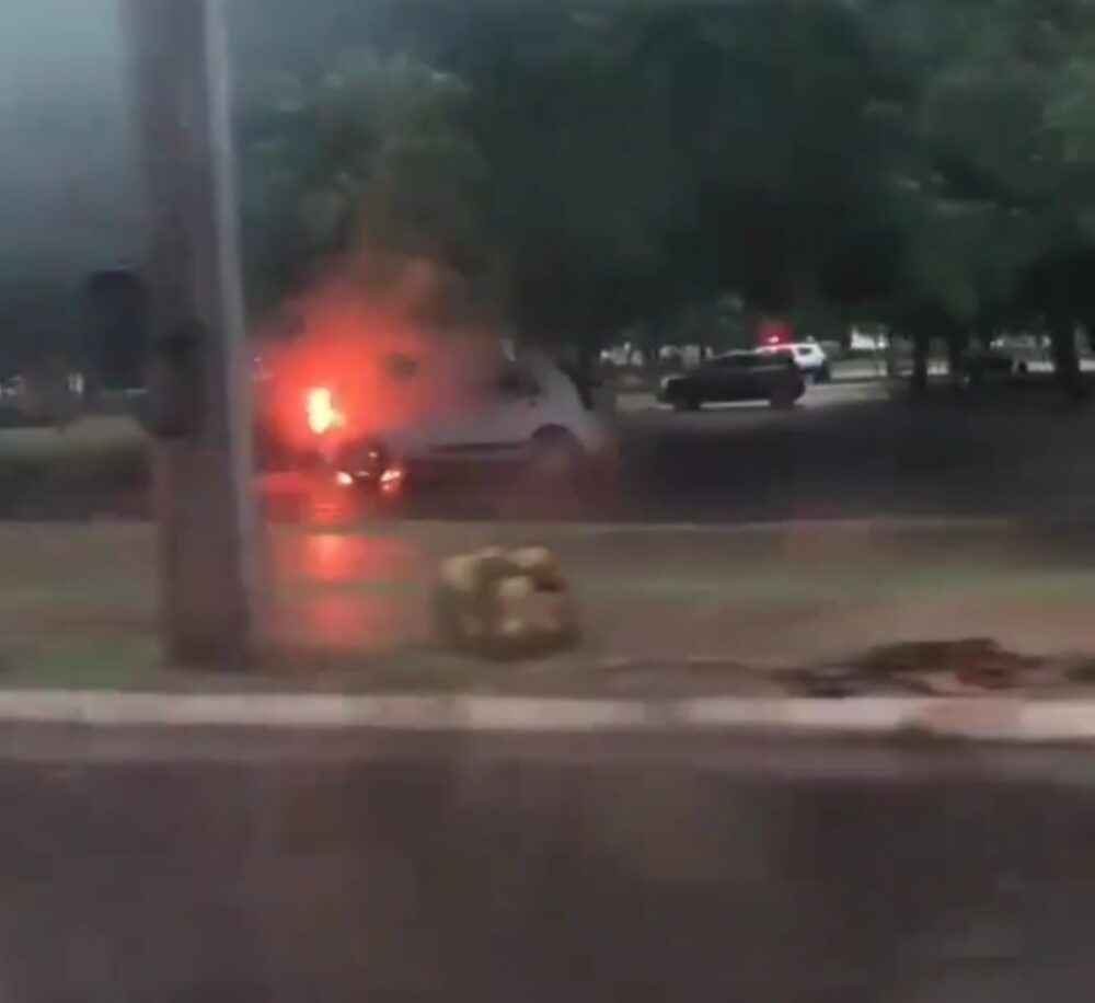 VÍDEO: Carro pega fogo em plena chuva que cai em Palmas nesta sexta, 12