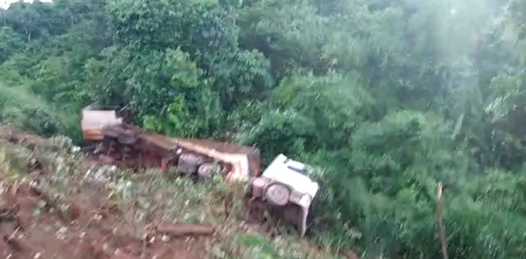 VÍDEO: Carreta tomba no interior do Tocantins após motorista perder o controle da direção