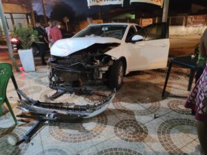 Carro é atingido em cruzamento e invade bar na região sul de Palmas; FOTOS