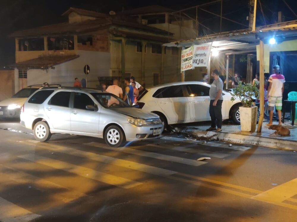 Carro é atingido em cruzamento e invade bar na região sul de Palmas; FOTOS