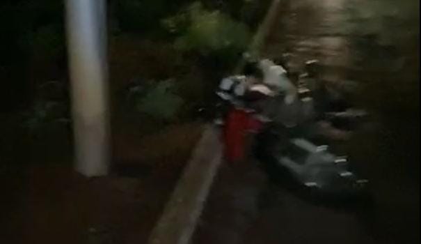 Palmas | Motociclista de 31 anos morre após bater de frente com poste na Av. Teotônio Segurado