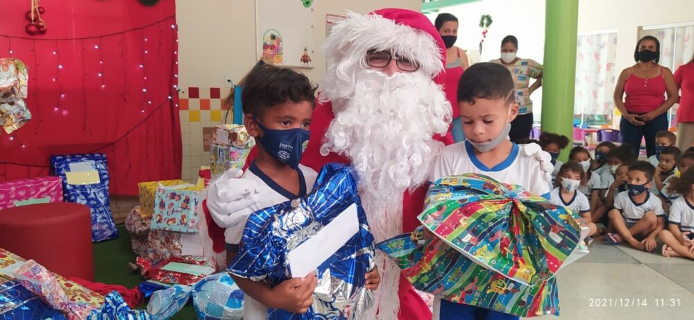 Crianças do Cmei Contos de Fada, em Palmas, recebem presentes do Papai Noel dos Correios
