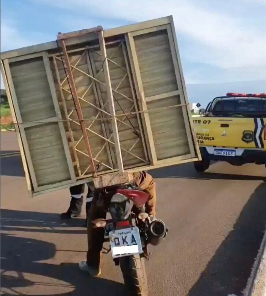 Em Palmas, motociclista é multado após ser flagrado transportando janela na garupa do veículo