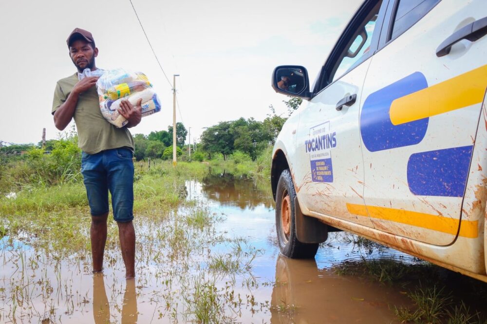 Cestas básicas são entregues a famílias atingidas por chuvas no Tocantins