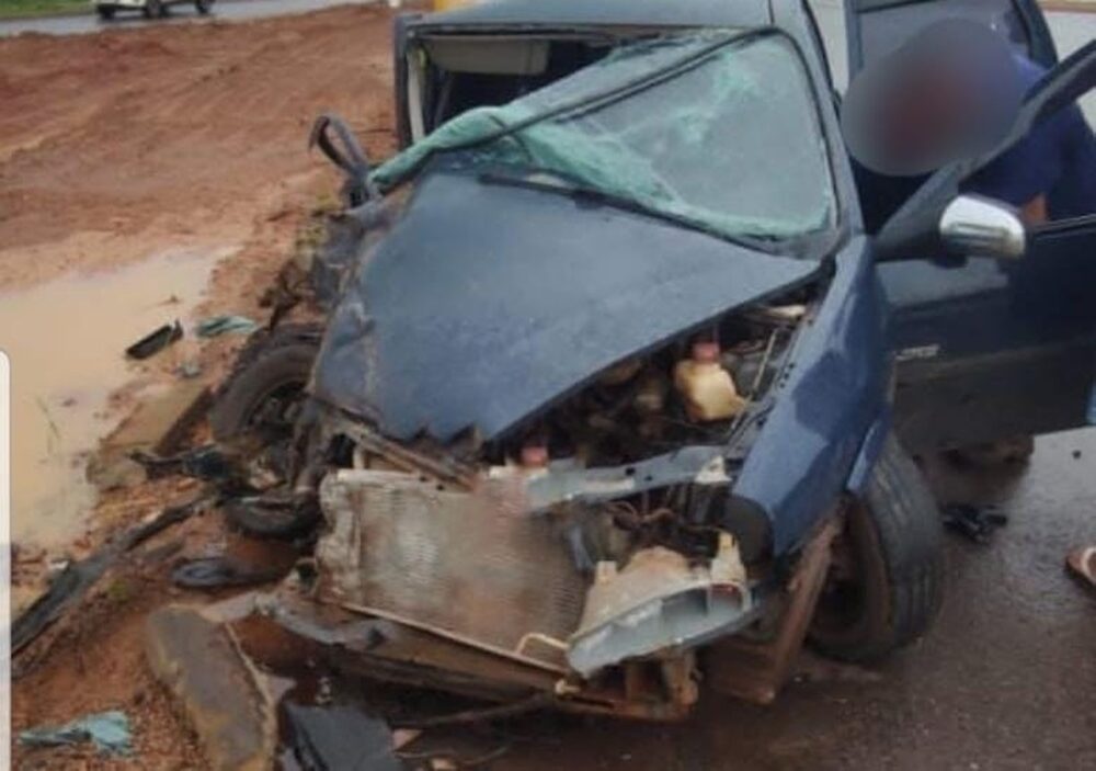 Batida frontal na TO-010, entre Palmas e Lajeado, deixa um morto e carro completamente destruído