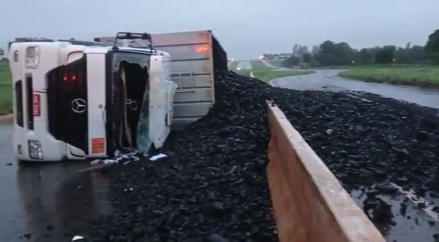 Colinas do TO | Caminhão carregado de carvão tomba na BR-153 e deixa via interditada