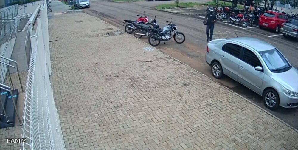 Câmera de segurança flagra roubo de motocicleta à luz do dia em Palmas; VEJA VÍDEO