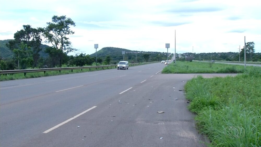 Motorista perde controle de caminhonete, colide em carros estacionados e deixa pessoas feridas em Palmas