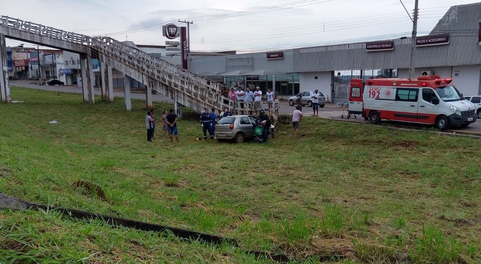 Motorista morre após perder o controle do carro e bater na lateral de passarela na BR-153, em Araguaína