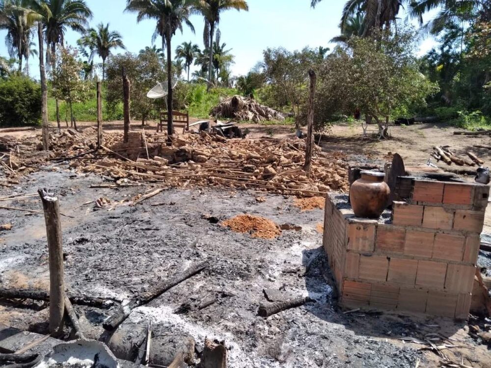 Casa fica totalmente destruída após incêndio em povoado no interior do Tocantins