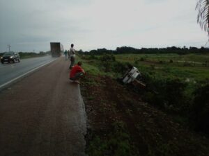 Mulher e criança sofrem acidente após caminhonete cair em córrego de Talismã do Tocantins