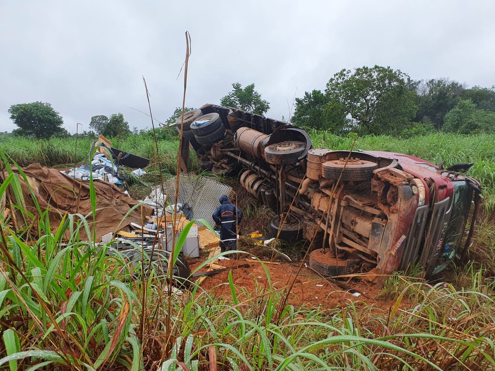 Capotamento na TO-296, entre Jaú e Talismã, deixa um morto e outra pessoa ferida