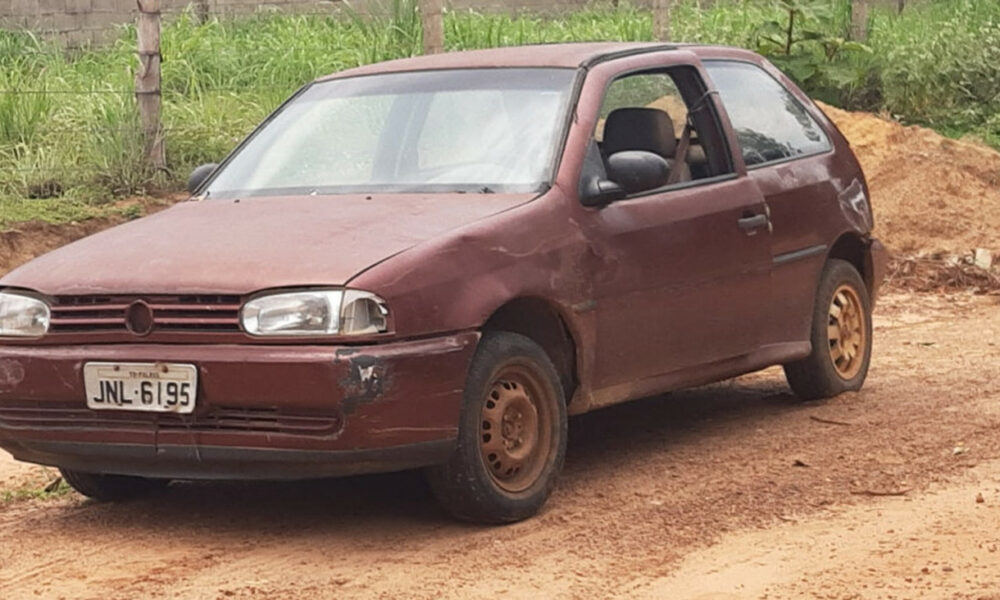 Carro furtado na região norte de Palmas é encontrado pela Polícia abandonado em matagal