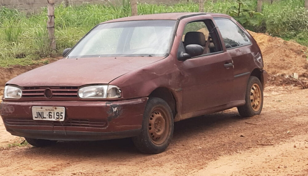 Carro furtado na região norte de Palmas é encontrado pela Polícia abandonado em matagal