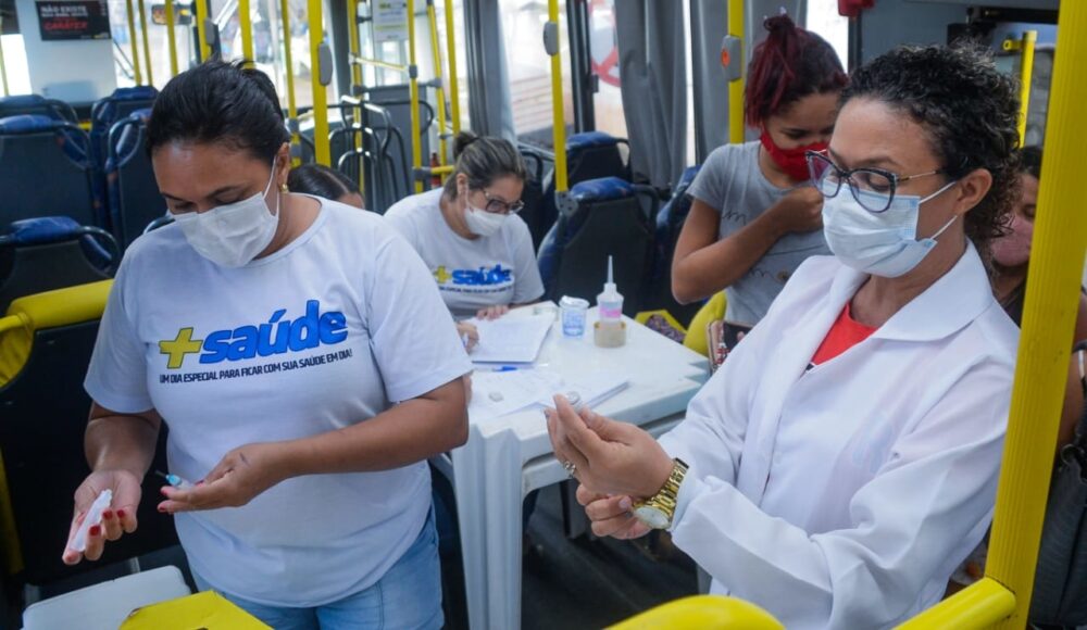 ‘Busão do Mais Saúde’ vacina população contra Covid e Influenza na Estação Javaé nesta quarta, 05, em Palmas