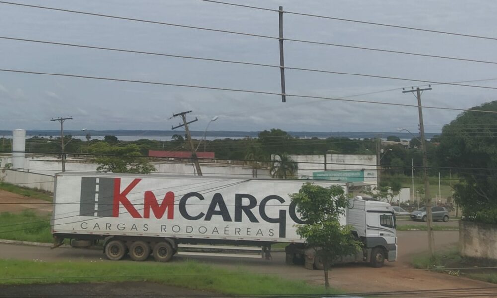 Caminhão arrasta fios, derruba poste e deixa 250 moradores da região Norte de Palmas sem energia