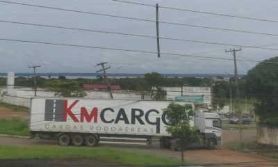 Caminhão arrasta fios, derruba poste e deixa 250 moradores da região Norte de Palmas sem energia
