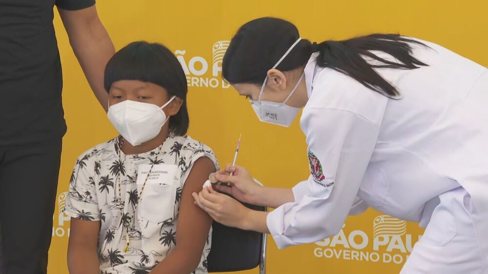 Indígena de 8 anos é a primeira criança a receber a vacina da Covid-19 em SP