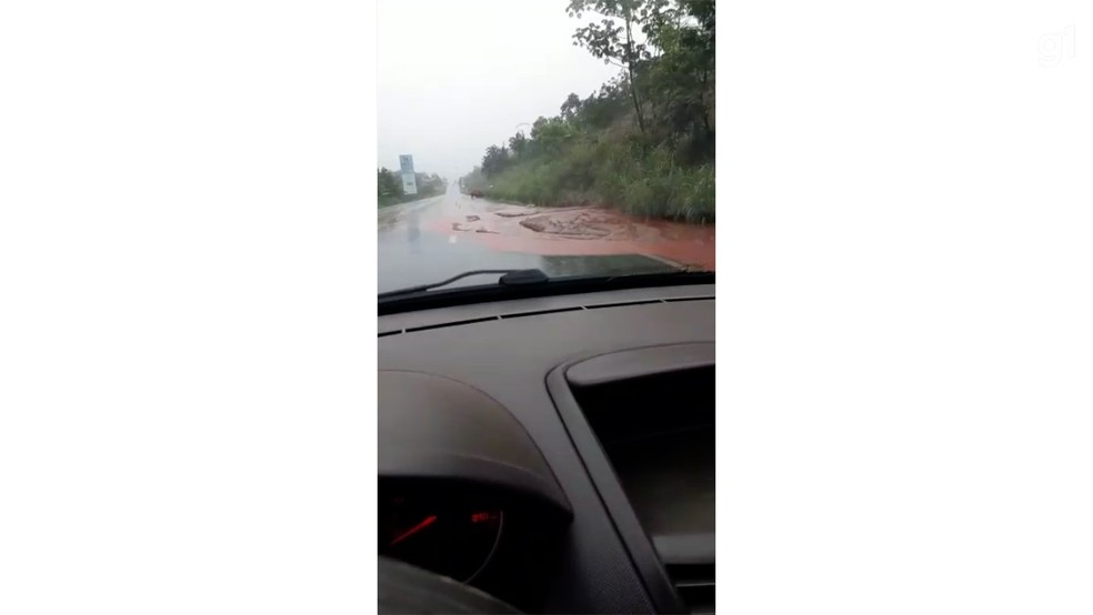 Chuvas no TO: deslizamento de terra faz veículos perderem controle em rodovia entre Palmas e Paraíso